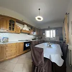 Mariza's View House * Lákones